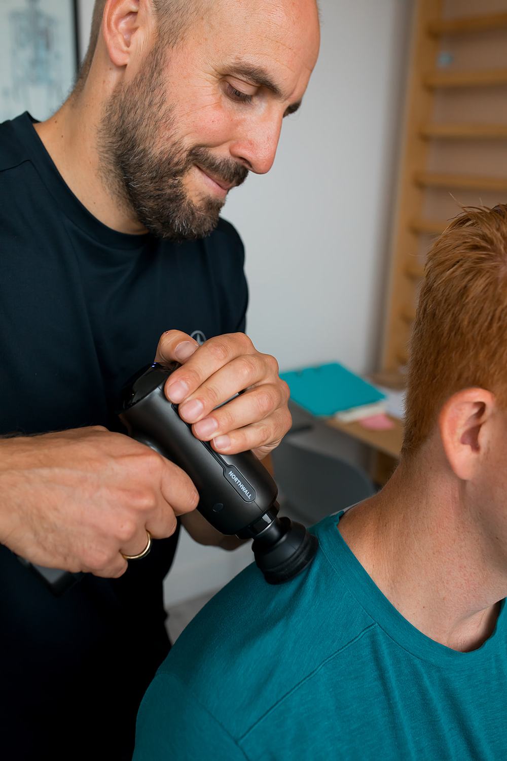Herstelbehandeling met de massagegun bij Whole-Fit Zandvoort