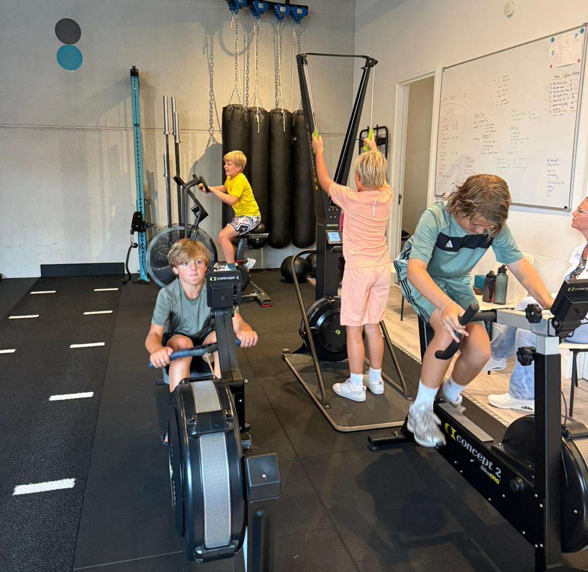 Jongeren trainen bij Jeugd Fitness van Whole-Fit Zandvoort