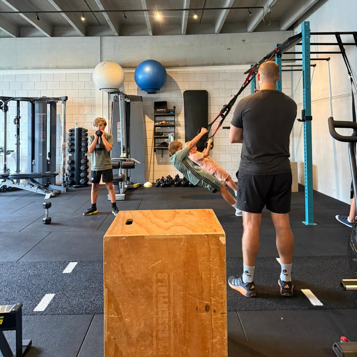 Jongeren trainen onder begeleiding van een trainer bij Whole-Fit Zandvoort