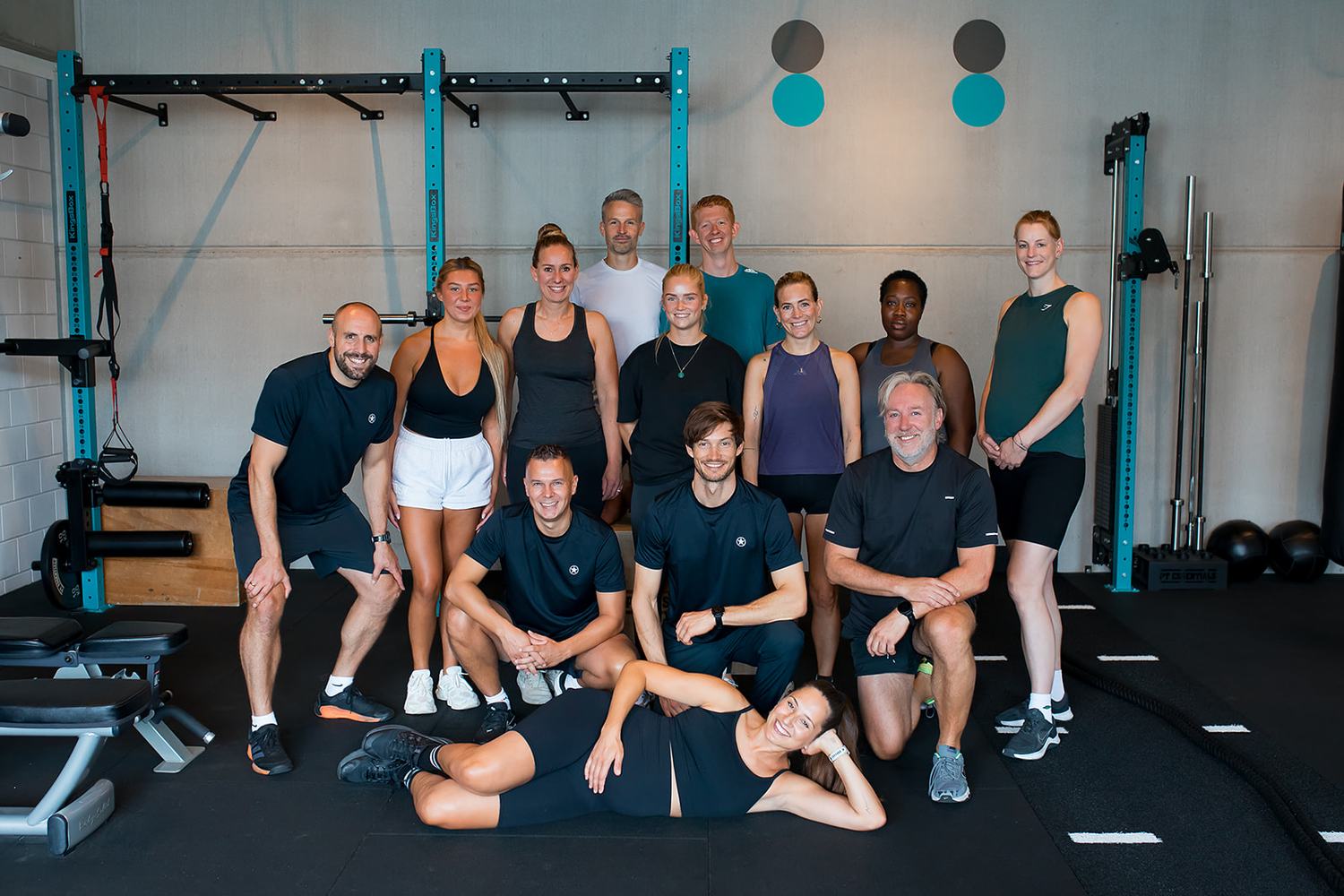 De trainers en leden van Whole-Fit Zandvoort samen in de gym