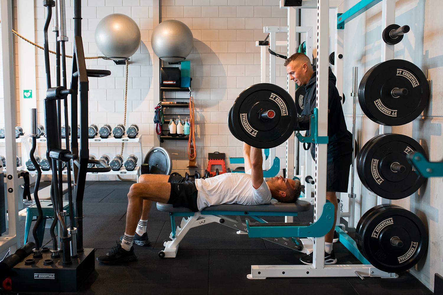 Bankdrukken onder begeleiding van een trainer bij Whole-Fit Zandvoort
